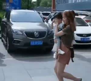 어? 엄마! 저기 장난감 있었던 것 같아!