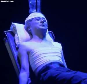 한국인들은 수상하게 낯이 익다는 뮤지컬 장면