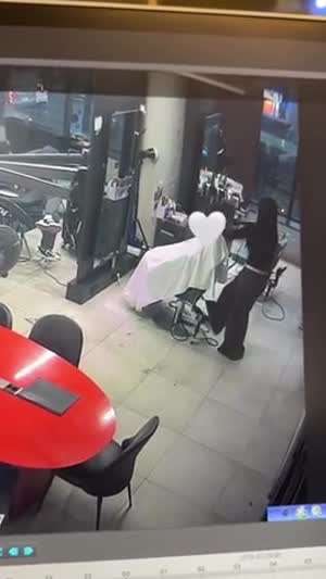 CCTV 속 미용사의 웃음 유발