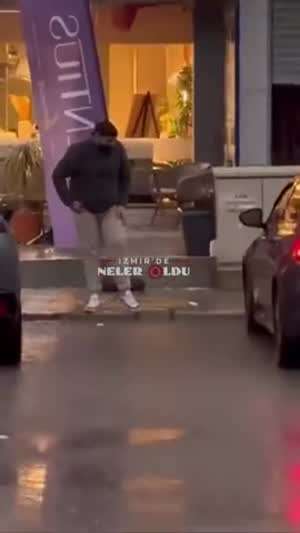 물 피할려다 퐁당