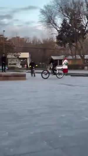 친구들에게 묘기를 뽐내고 싶었던 라이더...