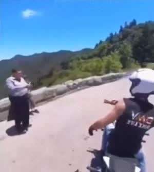 사진 찍어주다가 오해받을 뻔한 오토바이 운전자