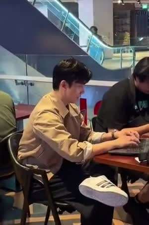 카페에서 본 흔한 존잘남의 비밀