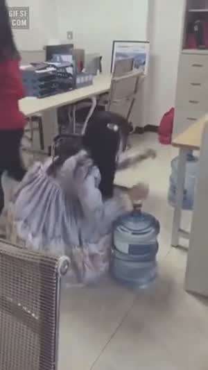 혼자서 가뿐히 정수기 물통 교체하는 처자