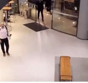 호텔에서 절대 마주치면 안 되는 사람을 본 거 같아.gif