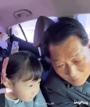 할아버지한테 뽀뽀 vs 아빠한테 뽀뽀