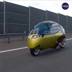 보조바퀴와 지붕있는 오토바이.gif