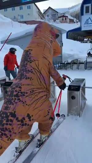 스키장에 나타난 공룡