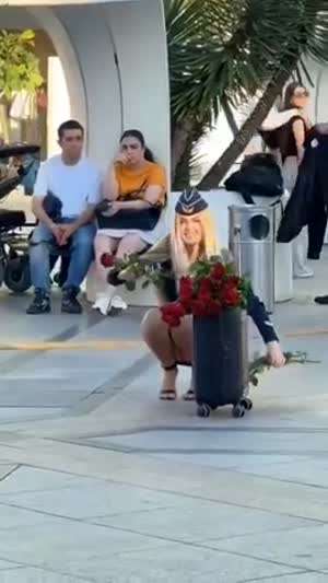 미녀를 쳐다보는 사람들의 시선..