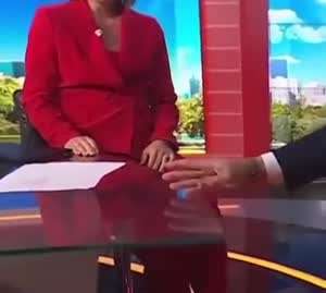 소리] 방송중에 특별한 기술을 보여주는 앵커.mp4