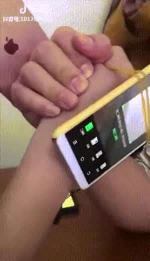 이런 팔씨름... 조금 거시기하네요