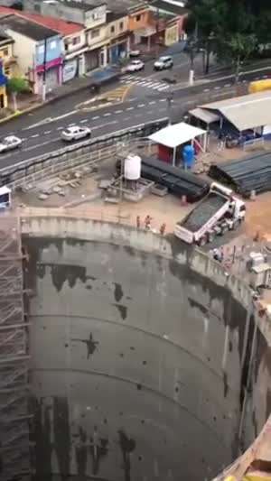 X] 30년 짜리 주택담보대출에 첫 원리금을 상환하는 모습.mp4