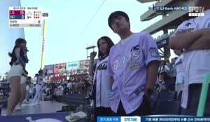 여친 눈치 보여서 치어리더 못 보는 남친