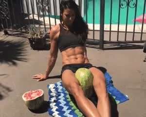 은근히 호불호 갈리는 여자 허벅지와 복근