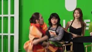 [ㅇㅎ] 태국 예능 중 팬티까지 내려버린 처자