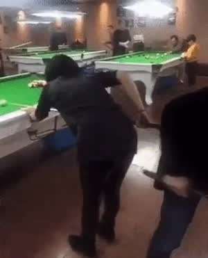 당구장에서.....