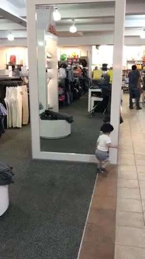 거울이 신기할 나이