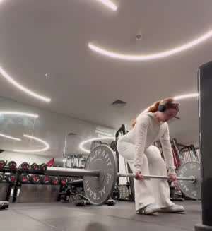 헬스장에서 한눈 팔다가 넘어지면